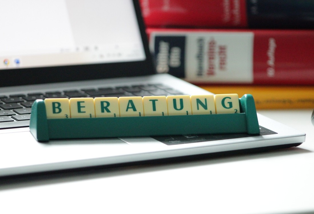 Buchstaben aus dem Spiel Scrabble bilden das Wort Beratung