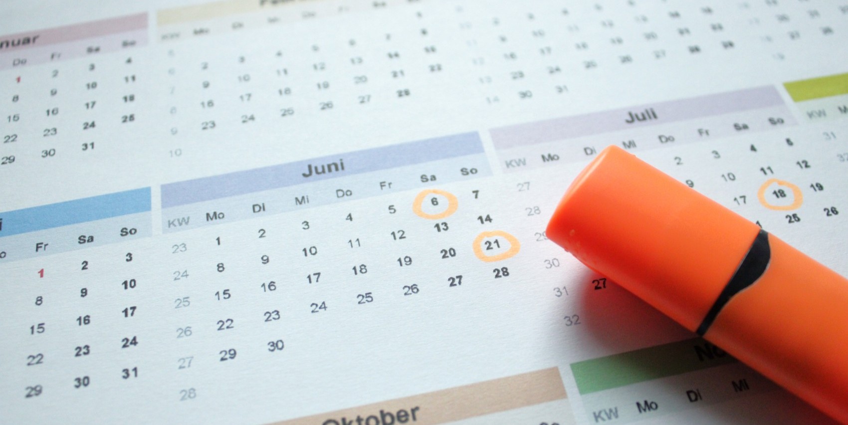 Kalender mit farbig markierten Daten