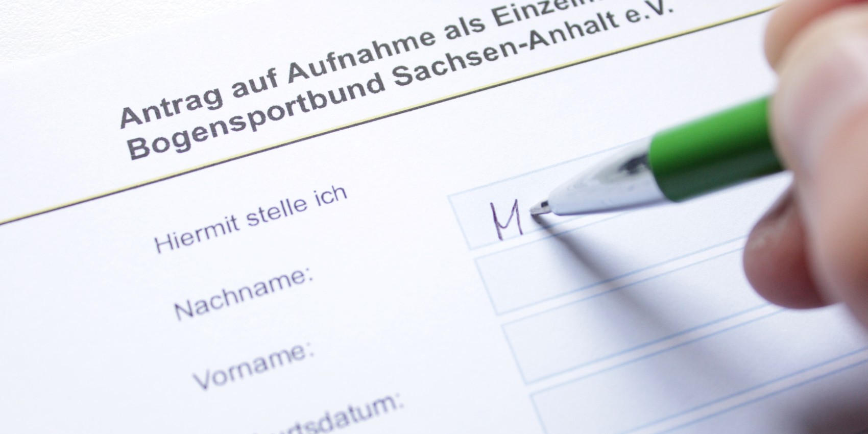 Eine Person füllt einen Aufnahmeantrag aus