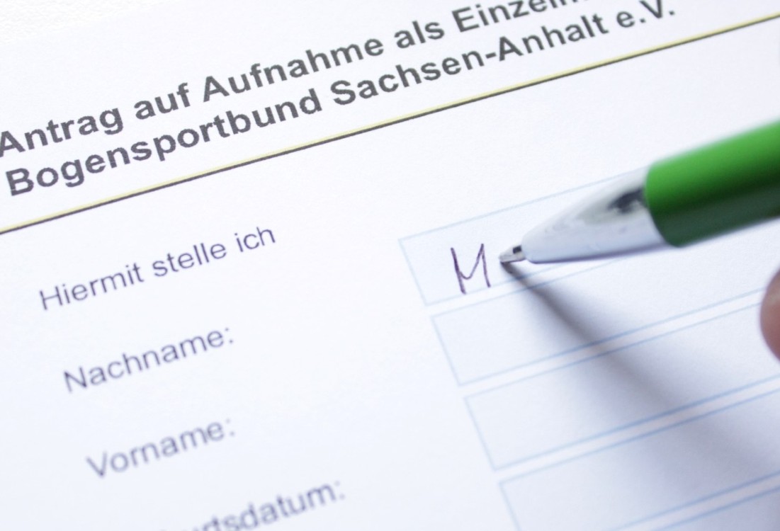 Eine Person füllt einen Aufnahmeantrag aus